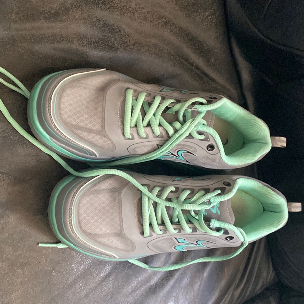 Gravity defyer sneakers size 9. Almost new. Gray and mint green